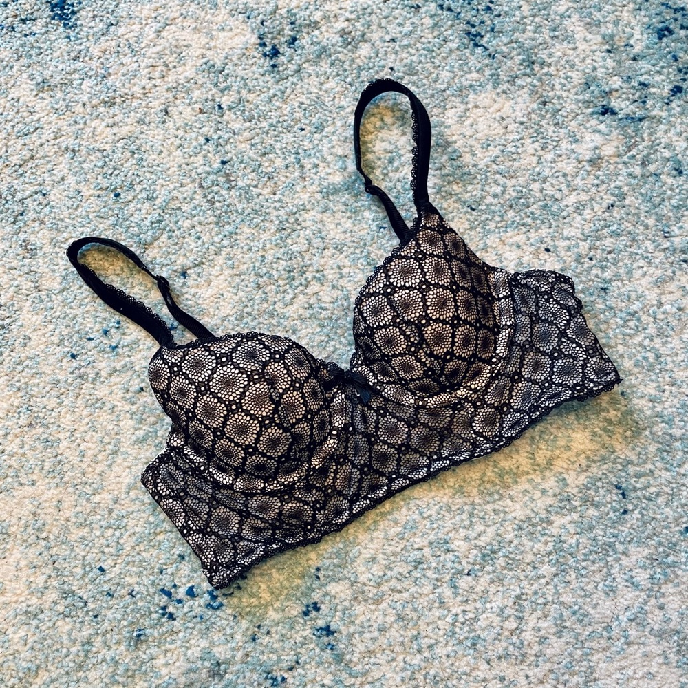 Victoria’s Secret 32B black lace bra